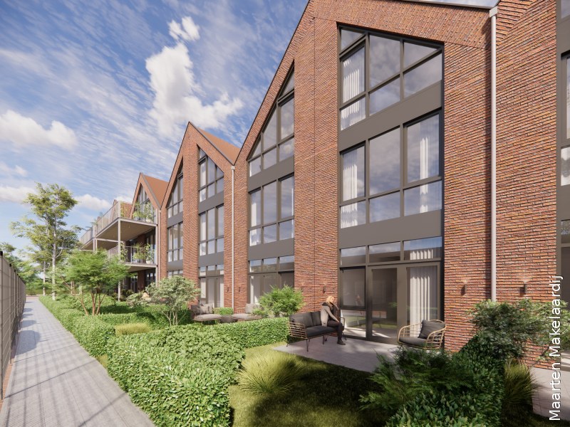 Straatbeeld van de Burgemeester Roosstraat in Rotterdam-Noord, met het pand dat wordt gerenoveerd voor Het Woongeheim.