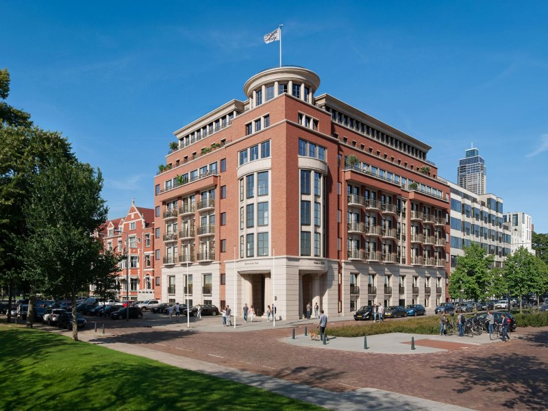 Groene omgeving met een statisch oud kantoorpand