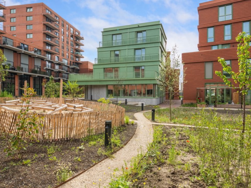 Tuinpad naar een groen appartementencomplex