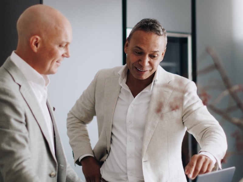 Twee mannen in gesprek