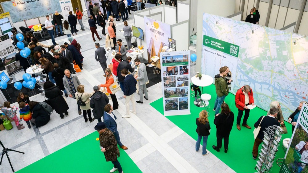 Beursvloer woonbeurs met mensen die rondkijken