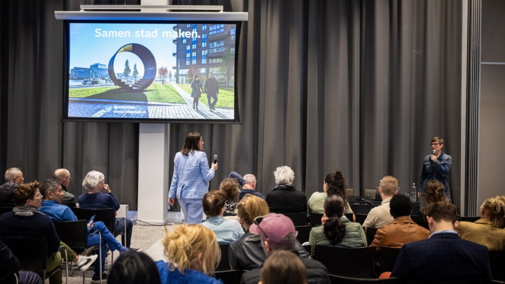 Mensen in een zaal bij de inspiratiesessie