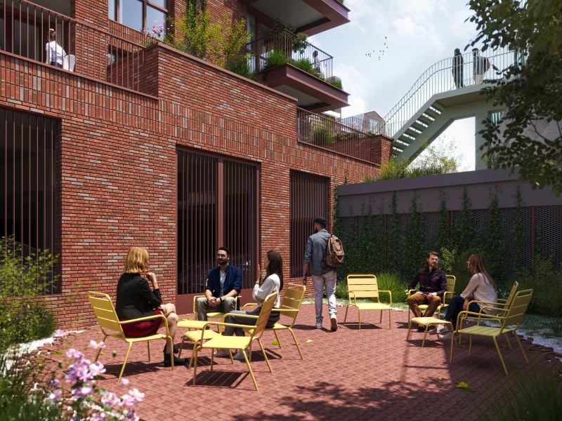 Mensen in de binnentuin van Via Insulae